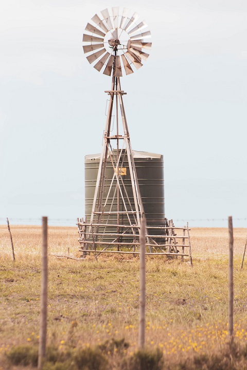 A picture of a water wheel to explain the topic: optimize energy consumption